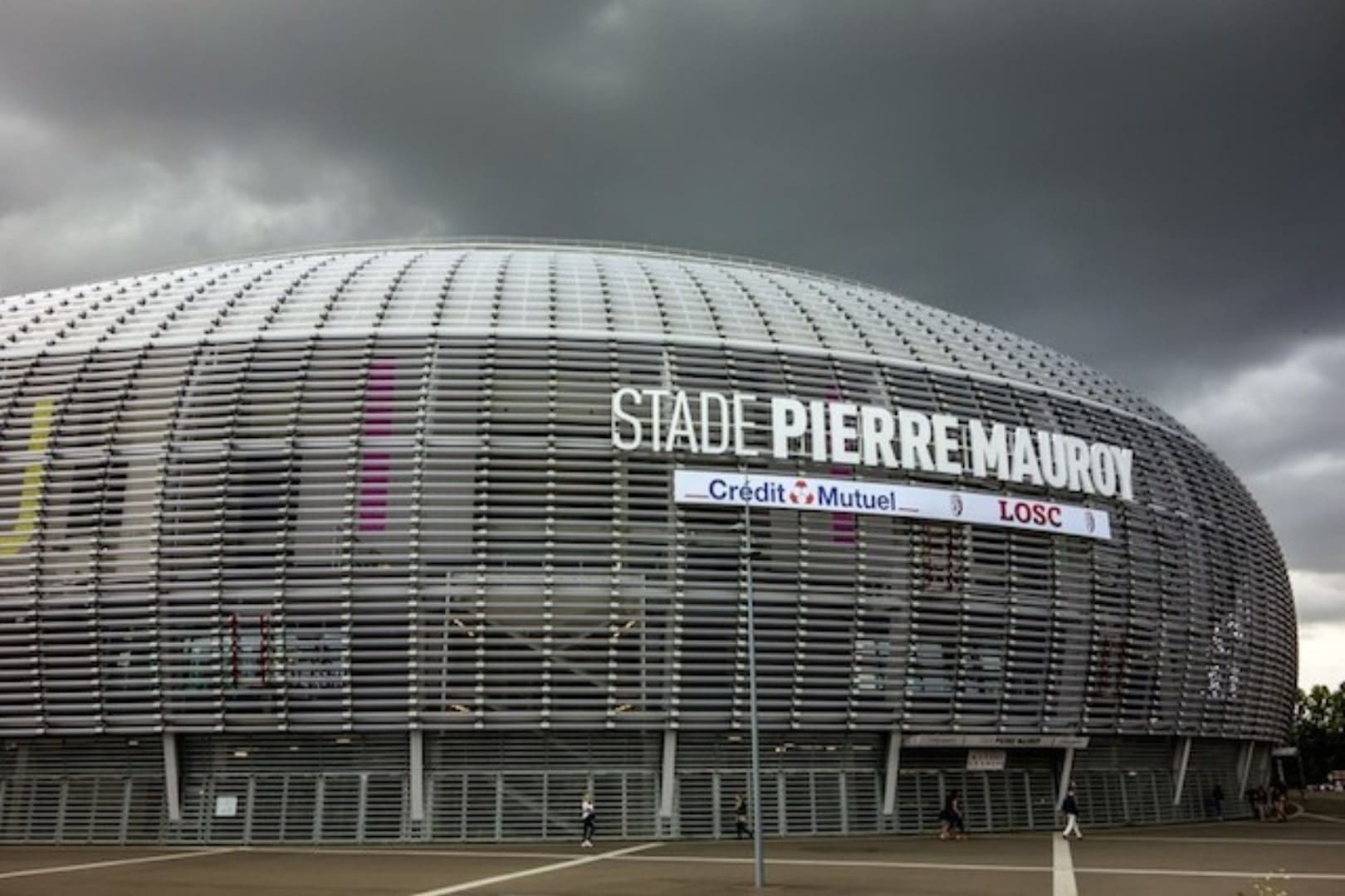 How to get from Lille-Lesquin Airport to the Pierre Mauroy Stadium in Villeneuve-d'Ascq